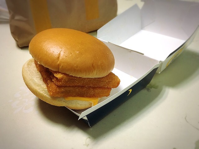 夜マックで買ったフィレオフィッシュの中身