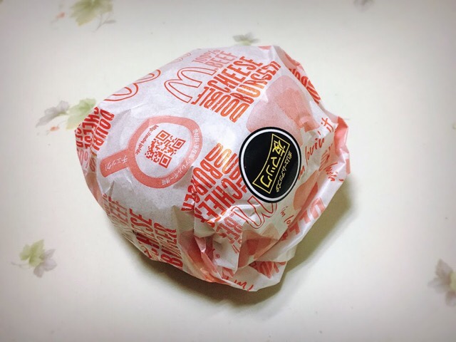 夜マックで買ったダブルチーズバーガー