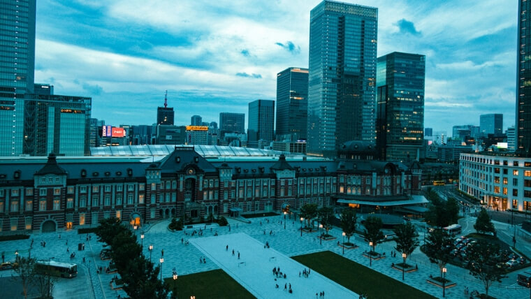 夕暮れの東京駅周辺の風景