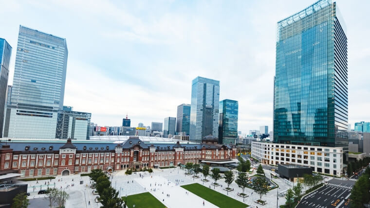 東京駅丸の内駅前の風景