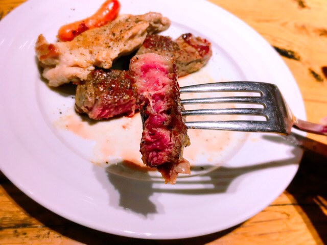 ビーフラッシュ（BEEF RUSH）のステーキの焼き加減はミディアム～ミディアムレアぐらい